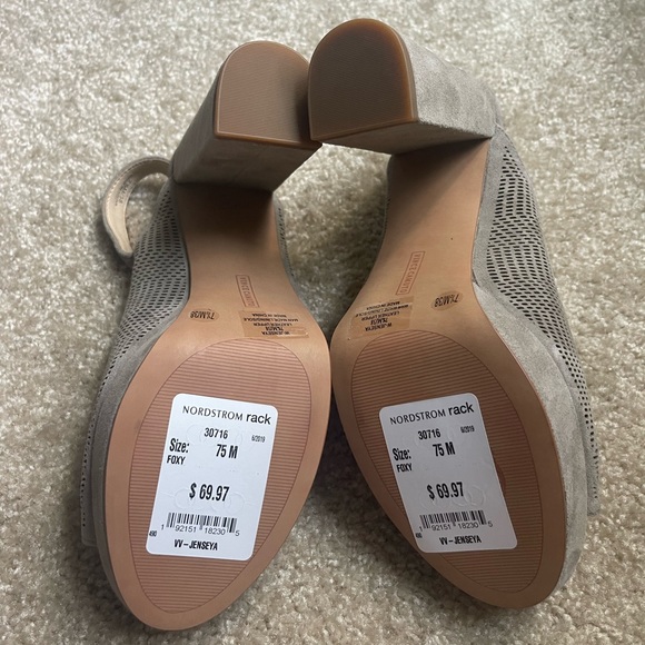 NWT Vince Camuto block heels - Picture 2 of 3